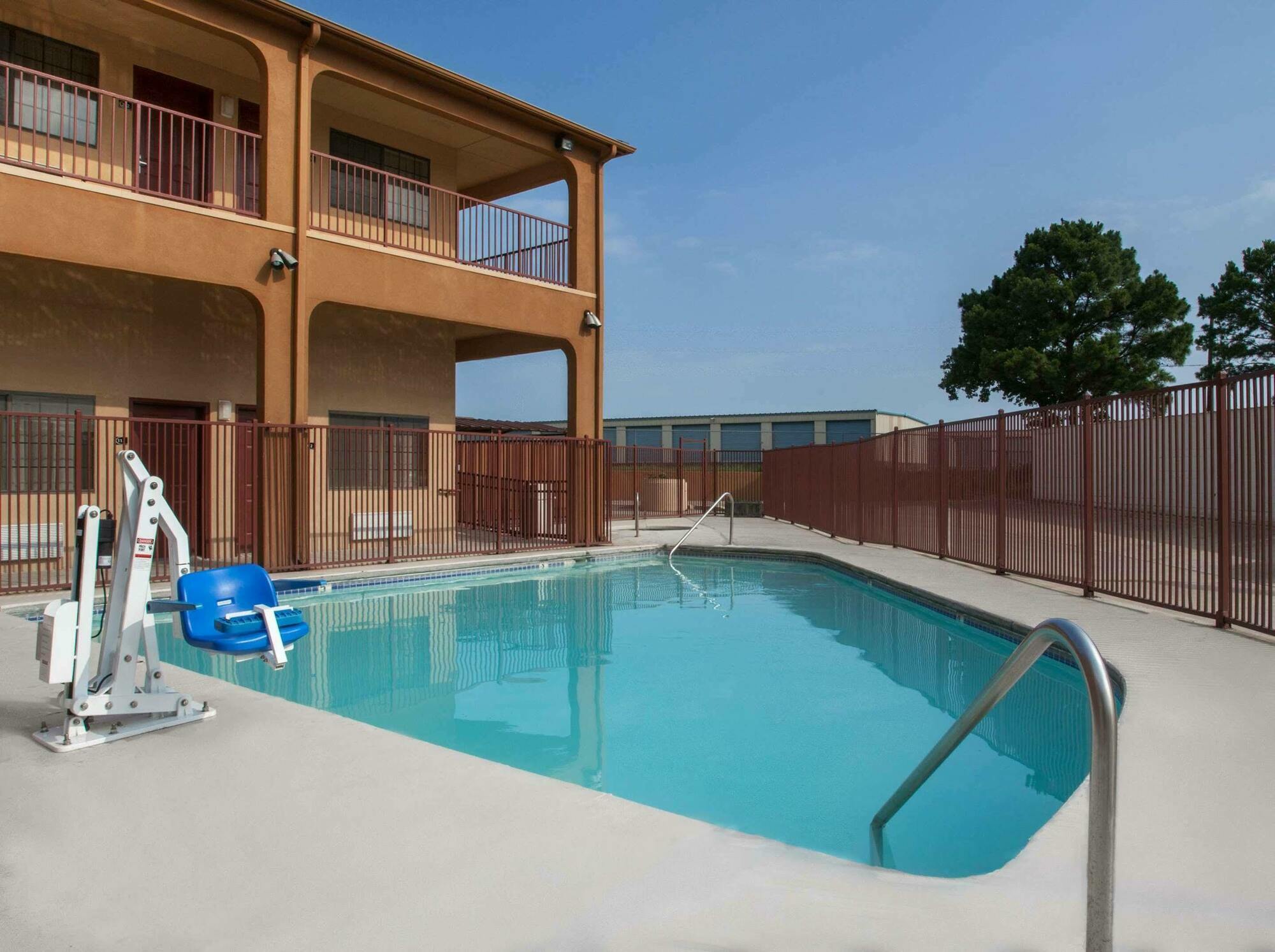 Super 8 By Wyndham Bastrop Tx Motel Exterior photo